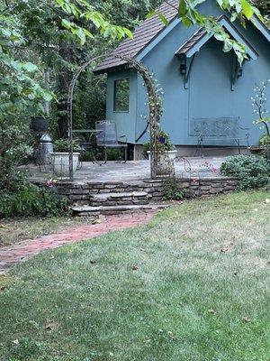 Treehouse Cottages Garden patio