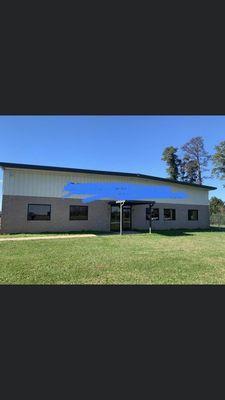 8.300sq f on 4 acres land for lease.In the front are 4 offices and store place on a 3000sq/feet and back the wear house 5.300sq/f For lease