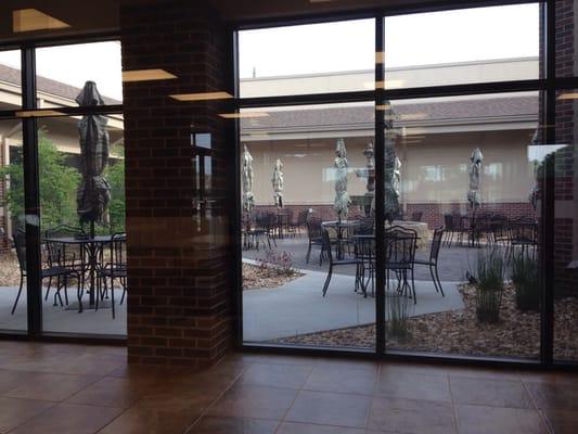 Nice outdoor patio area for dining.