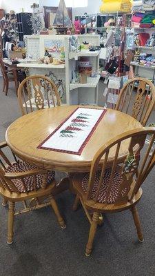 Solid oak dining table with 2 leaves and 4 chairs