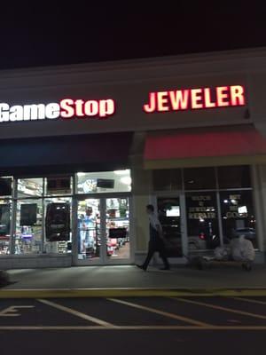 Wilmington Game Stop -- 242 Main Street / Routes 129 & 38, Wilmington        Storefront