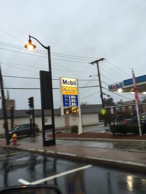 Norwood Mobil -- 499 Washington Street / Route 1A, Norwood               Sign