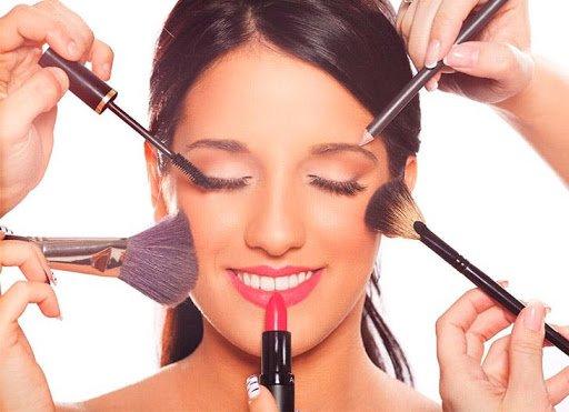 Maquillaje gratis con la compra de $30 en cosmeticos