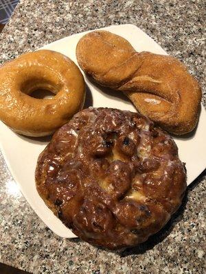 Glazed donut, cinnamon twist and apple fritter -- wasn't pleased with any. Didn't seem fresh... will try one more time