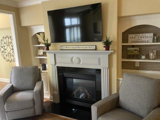 KINOS Luxury Moving specializes in tv mounting/dismounting!