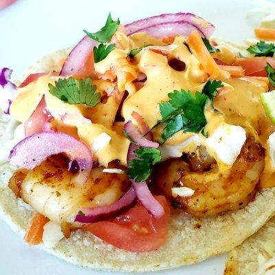 Shrimp Taco !   Corn tortilla, grilled shrimp, onion, cilantro, cabbage, tomato, chipotle sauce and lemon wedge..