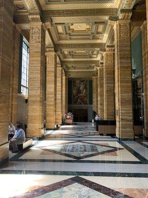 A glorious shared lobby welcomes you upon entering the Torrey Pines Bank building.