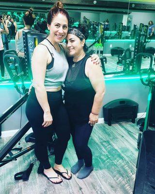 Friends that sweat together, stay together. 🤸‍♀️👭 Come and try a free class with your bestie.