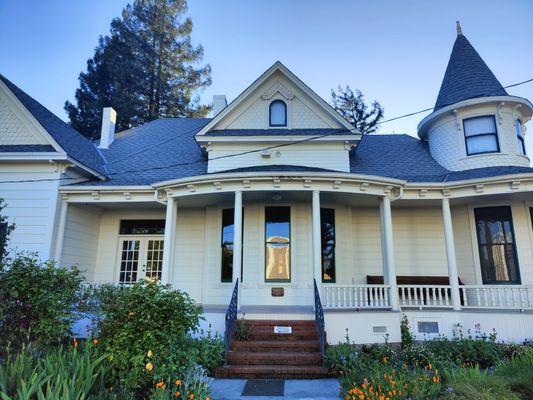 Amazing house with nice clean windows.