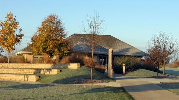 Monee Reservoir Visitor Center. Photo by Ray Setzke.