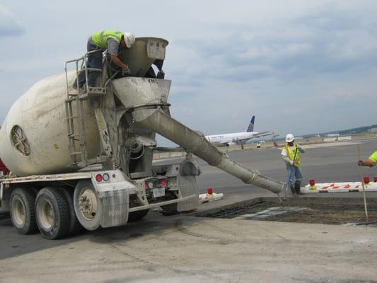 Installing reinforced concrete pad at Reagan National Airport