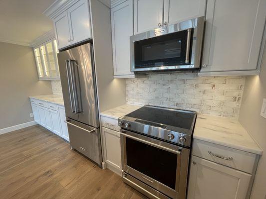 White wash brick veneer which I used as backsplash-- R-107 - Rustic - Leavenworth - light offwhite with brown tones - 8" x 2 1/4"