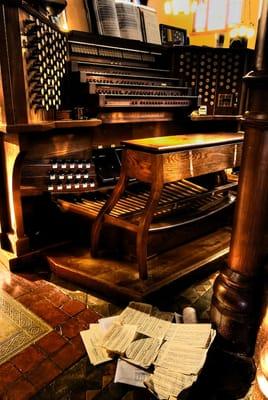 Pipe organ console