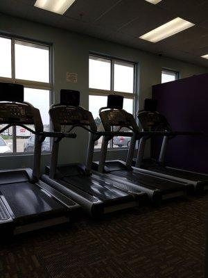 5 treadmills,