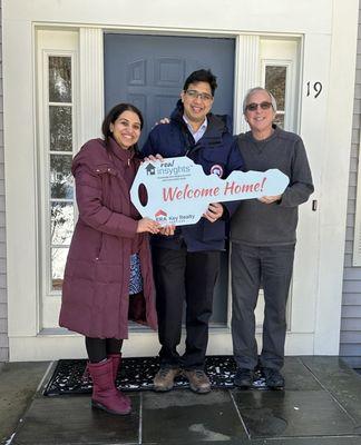 Congratss to new homeowners, Isha and Nikhil! It has been a pleasure working with you to find your dream home.