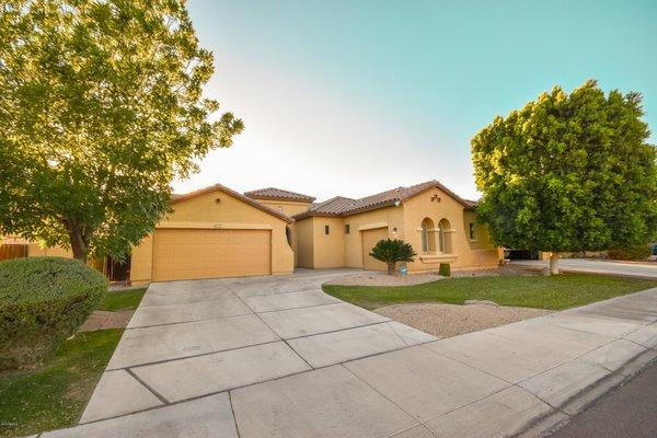 This entertainer dream was in the non age restricted part of Sun City super close to Peoria.