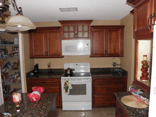 Drawers at both sides of the stove makes the kitchen.  They had white appliances