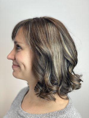 Medium length hair, with neutral highlights