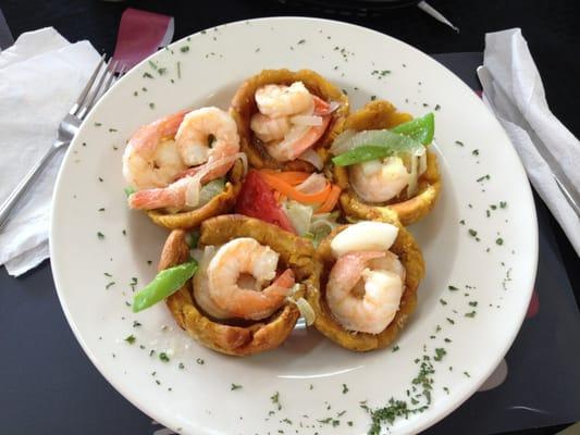 Rellenos de tostones con camarones.