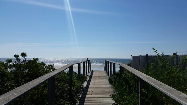 The wooden path to Laudholm Beach during low-tide.