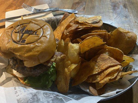 Java Bacon Bourbon Burger and chips @ Waterford Inn, 11.3.2023.