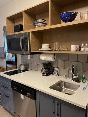 Sumner, WA - Candlewood Suites Hotel Sumner - Puyallup Area. Dish washer and good size sink.