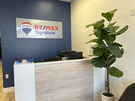 Welcome to RE/MAX Signature's Gilbert branch!