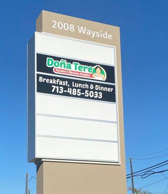 Multi-tenant retail shopping center pylon in Houston Texas