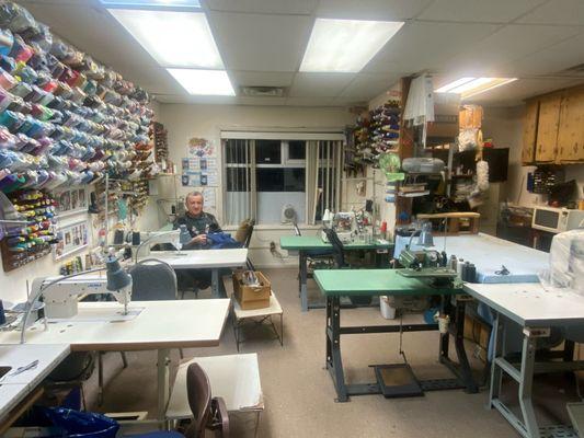 The shop is well equipped. At busy times, all the tables are staffed.