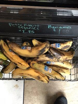 The bananas look pretttttty old.