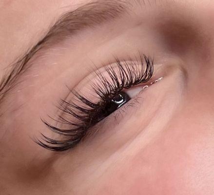 Hybrid eyelashes extensions cat eyes look