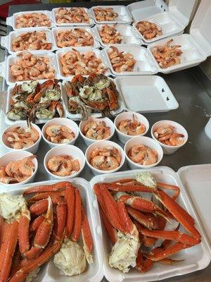 Fresh seafood & garlic crab tray shrimp snow crab oyster mussel crawfish and fresh fish & shrimp