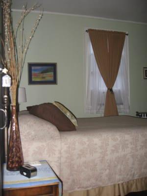 The Provence Room- 1st floor, private bath, queen bed, A/C, fan, robes, cable TV, WIFI