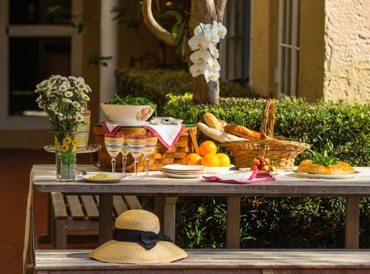 perfect poolside picnic lunch