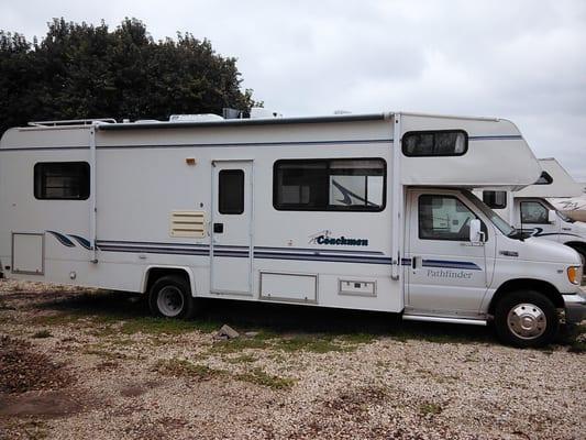 2000 coachmen very low mileage . Very nice and looking forward enjoying this RV with family