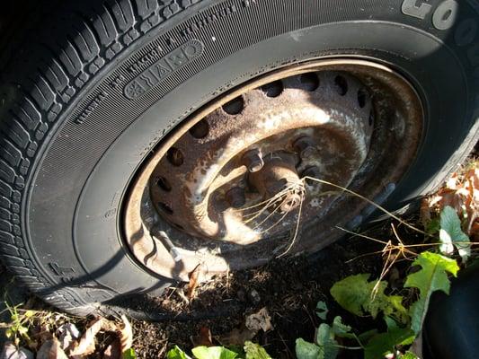 Flat tire stuck in the mud; the homeowners association states that this is not an abandoned vehicle?