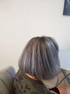 Cabello negro con color gris