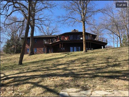 Huge deck facing the lake!