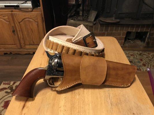 John Wayne-style holster and cartridge belt similar to that seen in the movie "El Dorado"