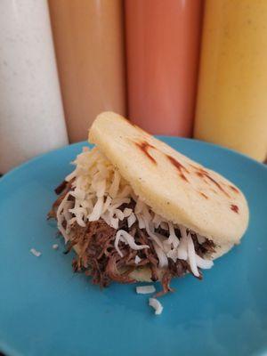 arepa de carne con queso Mozzarella