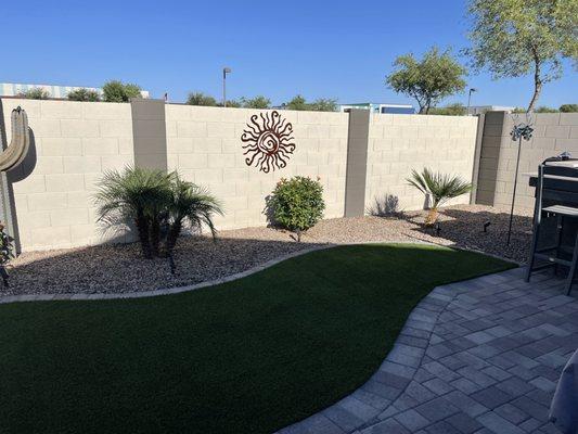 Two toned yard wall