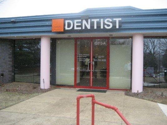 Outside view of Herndon dental office, Cosmetic & Family Dentistry.