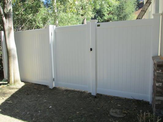 privacy vinyl fence with gate