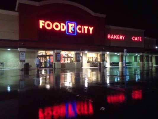 Food City at night in the rain