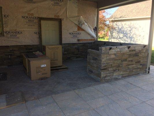 Outdoor kitchen with accent wall