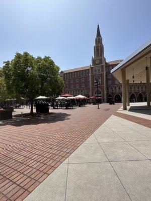 Great place to stop at for lunch; plenty of seating in open spaces. Several food options for the little ones.