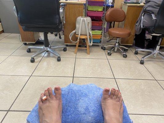 5 pedicure chairs facing 4 manicure chairs