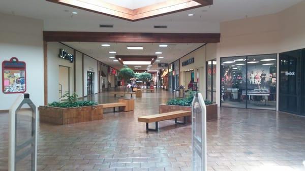 Mall looks almost identical to the late Whittwood mall in Whittier CA.