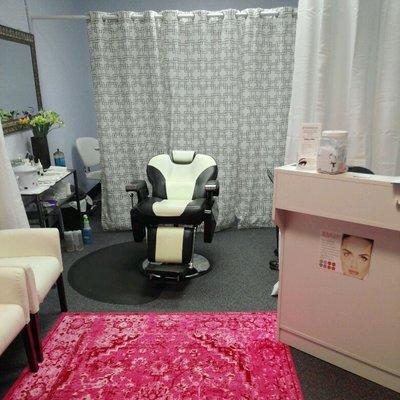 EYEBROWZ is a beauty salon in the Westmoreland Mall that specializes in eyebrow threading and eyebrow waxing.