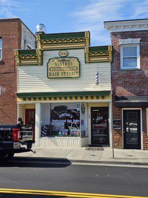 The front of the building of Vinton's Profesional Hair Stylist.